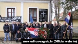 Ustaška ploča u Jasenovcu i publika