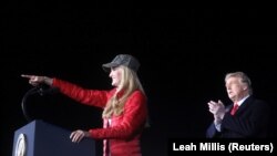 Republikanska senatorica Kelly Loeffler na pozornici sa američkim predsjednikom Donaldom Trumpom dan pred glasanje