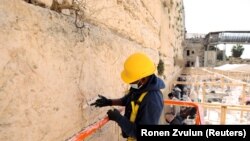 Kijavítják a nyugati fal megviselt felületeit, 2021. február 23-án. 