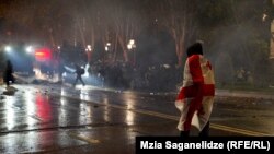 შსს-ს ძალებმა რუსთაველის გამზირი მთლიანად დაიკავეს.