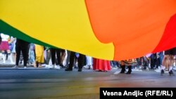 A fotó egy Pride-felvonuláson készült Belgrádban. Orbán Viktor miniszterelnök egyik érve a népszavazás mellett, hogy Nyugat-Európában szerinte LMBTQ-aktivisták végzik a gyermekek szexuális felvilágosítását, és Brüsszel azt akarja, hogy ez Magyarországon is így legyen