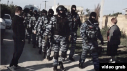 Российские силовики проводят обыски и задержания в Бахчисарае, Крым. Архивное фото. Скриншот с видео