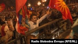 Претседателот на проруската партија Единствена Македонија, Јанко Бачев ѝ се спротивстави на полицијата на насилните протести на 17 јуни, носејќи руско и македонско знаме