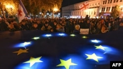 ევროკავშირის დროშა თბილისში გამართულ აქციაზე. 24 ოქტომბერი, 2024 წელი