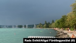 Háttérben a balatonaligai kikötő 2020. augusztus 15-én