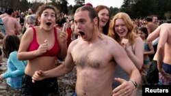 Хора влизат в студените води на езерото Вашингтон на 1 януари 2025 г. Това са традиционни събития в САЩ, които често са свързани с благотворителни инициативи. Подобни къпания в ледени води в първия ден на годината се правят и в Канада.