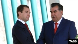 Э.Раҳмон ва Медведев ҳангоми ба истифода додани Сангтӯда 1, 31 июли соли 2009