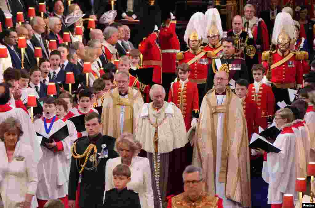 Regele Charles al III-lea (centru) în timpul ceremoniei de încoronare din Westminster Abbey, Londra. Sâmbătă, 6 mai 2023. Aaron Chown/Pool via REUTERS