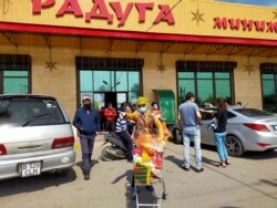 Минимаркет в поселке Байсерке. Алматинская область, 3 апреля 2020 года.