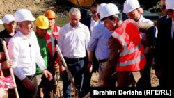 Kryeministri në detyrë i Kosovës, Albin Kurti, i pari djathtas, duke e vënë gur themelin për ndërtimin e dy urave të reja mbi lumin Ibër në Mitrovicë, 1 korrik.