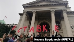 Deo opozicionih parlamentarnih stranaka ne učestvuje u radu Skupštine od februara (Foto: protest '1 od 5 miliona' ispred Skupštine, april 2019)