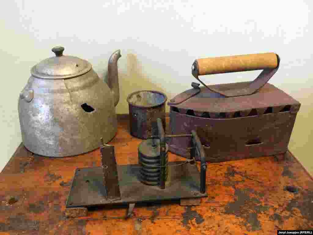 Личные вещи заключенных ГУЛАГа в музее. Среди заключенных на Чукотке преобладали корейцы, немцы, поляки, украинцы и японцы. Если они были осуждены за государственную измену, то могли находиться в трудовых лагерях до 25 лет. 