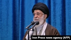 Иран- иранскиот врховен лидер ајатолахот Али Хаменеи ја води петочната молитва во Техеран, 17.01.2020