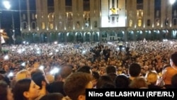 აქციის მონაწილეები პარლამენტის შენობასთან