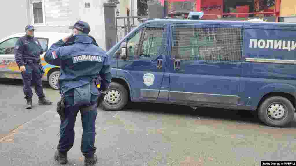 Policija ispred RTS-a. 