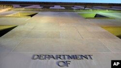 Според прокуратурата 45-годишният Питър Дебинс периодично се е срещал с агенти на руското разузнаване