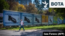 Pllakate në Budapest, që paraqesin një bombë, me tekstin: "Po ndëshkohemi nga sanksionet e Brukselit". Fotografi nga arkivi.