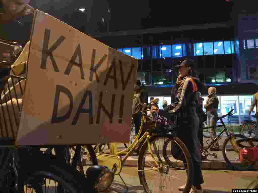  U Novi Sad je oko 19 sati stigla grupa studenata koja je iz Beograda 31. januara krenula biciklima, a ispred Železničke stanice su ih dočekali novosadski biciklisti. &nbsp; 