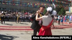 Выпускники танцуют школьный вальс. Алматы, 25 мая 2014 года.