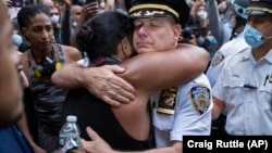 Solidarizimi i disa zyrtarëve policorë me protestuesit në SHBA