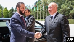 Ova fotografija koju je objavilo Predsjedništvo Sirije prikazuje predsjednika Azerbejdžana(desno) Ilhama Alijeva kako u Bakuu 12. jula prima privremenog predsjednika Sirije Ahmeda al-Šaraa.