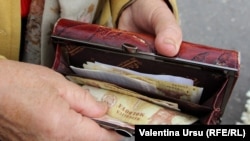 Lei moldovenești în portofelul unei pensionare de la Cahul.