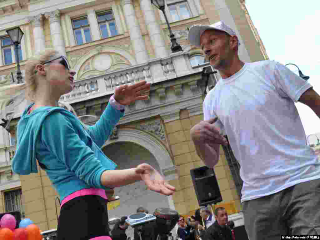 Udruženje za razvoj i promicanje umjetničke djelatnosti "Magacin Kabare" priredilo je na gradskim ulicama neobični performans "Rejon sreće", obilježavajući time 6. april, Dan Grada Sarajeva, Foto: Midhat Poturović