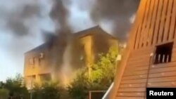 Oblaci dima iz zgrade u Derbentu u Rusiji 23. juna nakon napada neidentifikovanih naoružanih ljudi