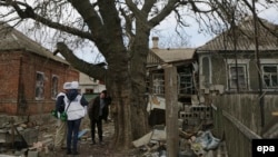 Спостерігачі ОБСЄ спілкуються з мешканкою Широкина, 16 квітня 2015 року