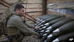 Украински офицер прегледува муниција во засолниште на линијата на фронтот во регионот Харкив (фотоархива)