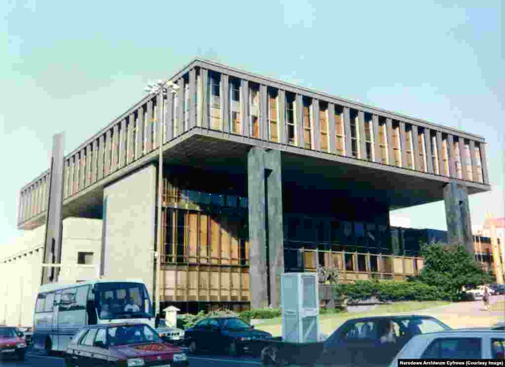 Здание в центре Праги, служившее штаб-квартирой РСЕ/РС.В 1995 году Радио Свобода переехало в Прагу, где президент Чехии Вацлав Гавел предложил вещателю здание, где работал коммунистический парламент бывшей Чехословакии, в центре города за символическую арендную плату. В 2009 году предприятие переехало в специально построенное здание за пределами центра.