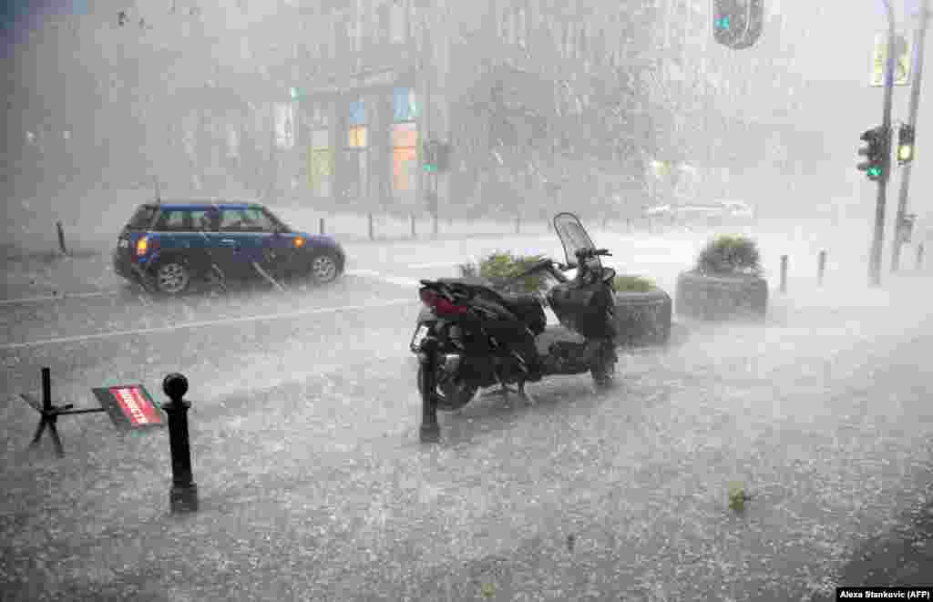 Srbija - Nevrijeme u Beogradu, 30. maj 2013. Foto: AFP / Alexa Stanković
