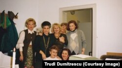 Doamnele Europei Libere la München, 1993. Ioana Măgură Bernard (stânga, jos) în redacția de știri a Europei Libere. În spate se vede ceasul din studioul „de știri”.