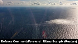 Gázszivárgás az Északi Áramlat 2-n egy dán F–16-osról fotózva. Bornholm, 2022. szeptember 27.