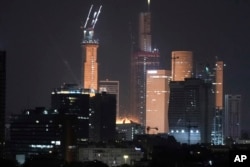 Un proiectil lovește o clădire (centru) din Tel Aviv pe 14 iunie.