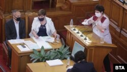 Микрофоните в Народното събрание се дезинфектират след всяко изказване