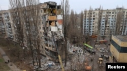 Un bloc de apartamente din Odesa a fost puternic avariat de un atac rusesc cu dronă, 2 martie 2024. 