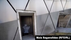 ღიობი, საიდანაც, 16 წლის ბიჭი, სავარაუდოდ, "რიყის დოქებში" შევიდა