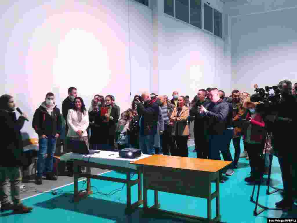 Načelnica Jezera Snježana Ružičić nakon govora sa okupljenima u školi.&nbsp;