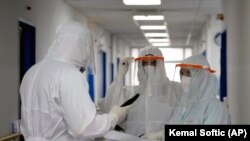 Medicinske sestre u hodniku na odjelu COVID-19 u sarajevskoj Opštoj bolnici 