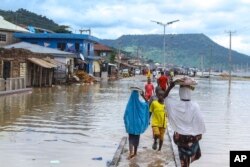 Nigeria este una dintre țările cele mai vulnerabile în fața schimbărilor climatice. Creșterea nivelului mării și fenomenele meteorologice extreme duc la tragedii precum inundațiile din octombrie. Inundațiile care au avut loc în Nigeria luna trecută au ucis peste 600 de oameni, au distrus 200.000 de gospodării și au provocat strămutarea a 1,3 milioane de oameni din calea dezastrului natural.