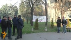 УКИМ: Едни протестираат, други садат, полиција надгледува