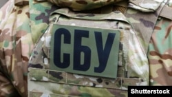 Источник в СБУ, в частности, ссылается на видео и сообщения местных жителей, свидетельствующих о детонации и пожарах на территории российских складов