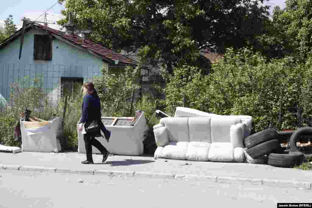 Vera Arnautović, v. d. direktorice KJKP &quot;Rad&quot; je kazala: &quot;Nemamo dovoljno mehanizacije. Naših 47 vozila za odvoz smeća nije bilo registrovano. Morali smo obaviti prvo tehnički pregled, pa ih tek onda registrovati. Zahvaljujući GRAS-u, koji nam je izašao u susret, to smo završili, tako da bi ta vozila uskoro opet mogla biti na ulicama&quot;. 