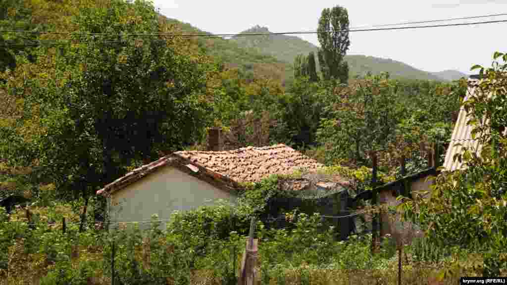 Многие дома в поселке покрыты старой черепицей