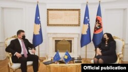 Presidentja e Kosovës, Vjosa Osmani gjatë një takimi me përfaqësuesin e BE-së për dialog, Miroslav Lajçak. Foto nga arkivi 