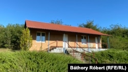 A fantom focicsapat öltözője, amit 6.8 millió forintból építettek, de nem használta még senki, mert nem volt mire. 