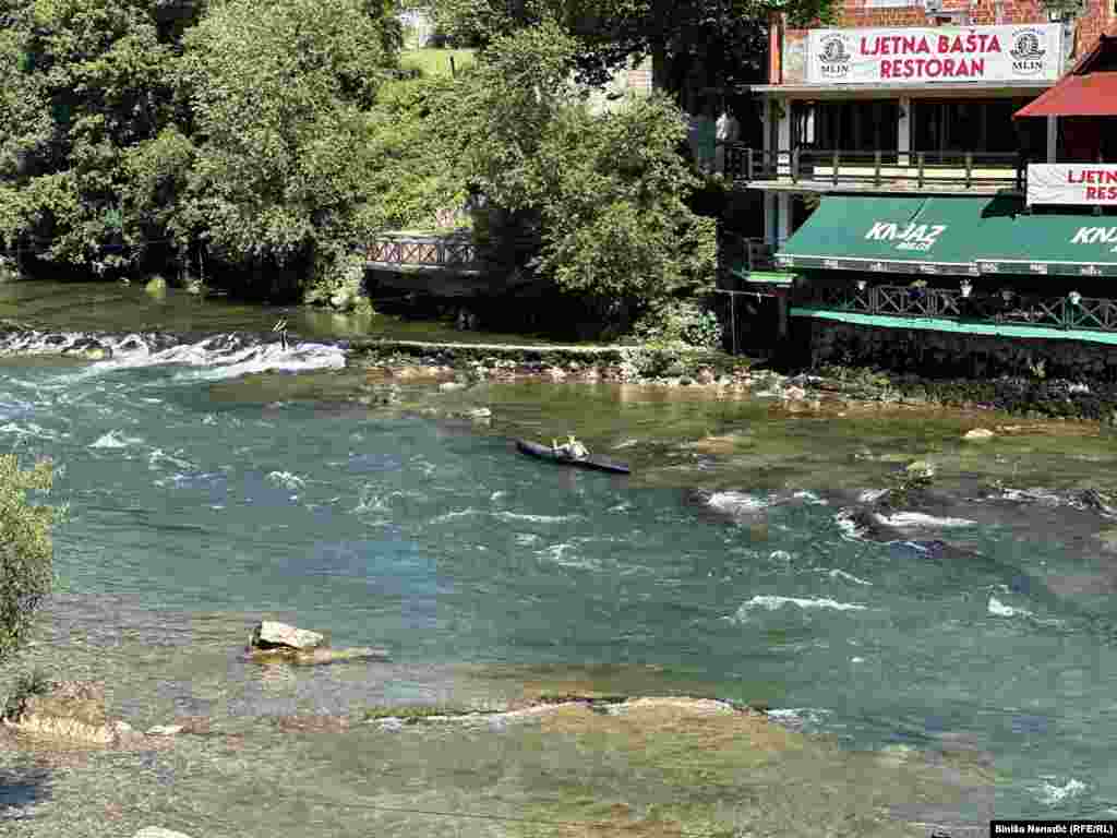 Toplo vrijeme je izmamilo i one koji voze kajak na jedno od obližnjih brzaka u rijeci Vrbas. 