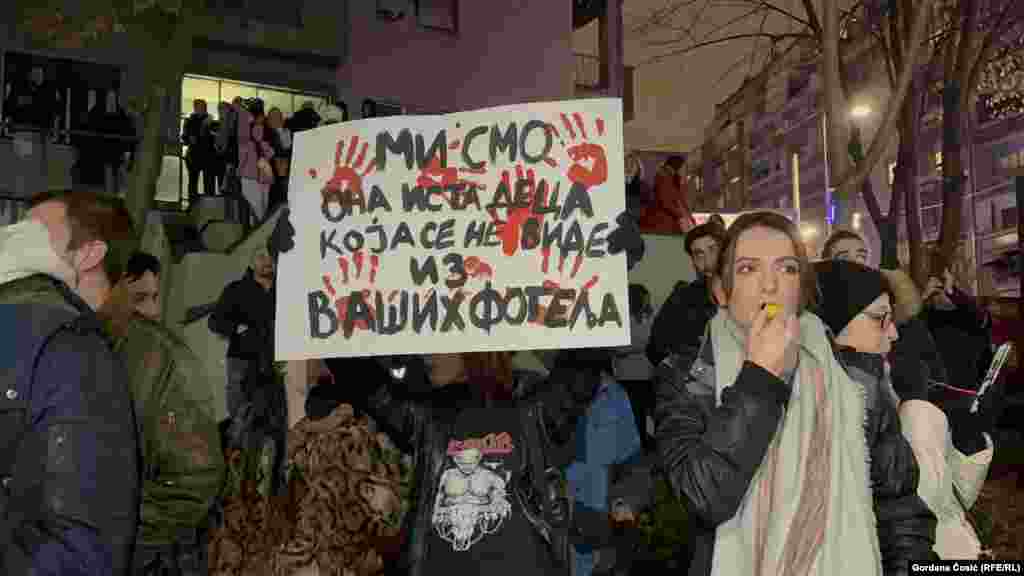 &quot;Mi smo ista ona deca koja se ne vide iz vaših fotelja&quot;, piše na transparentu.