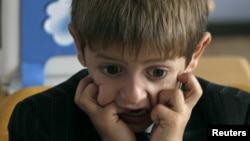 Исходя из психологии детей, чем больше запретов, угроз, тем больше это осложняет процесс. Первокласснику сложно объяснить, почему, если ему захотелось, он не может нарисовать солнце, и почему его накажут